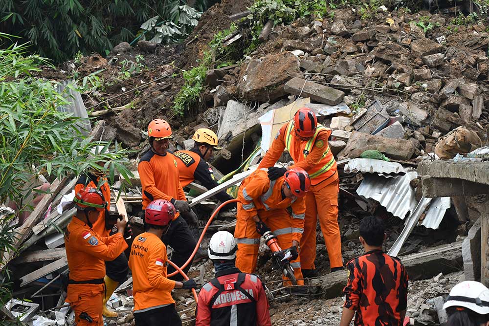  Pencarian Korban Tanah Longsor di Bogor