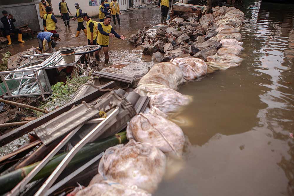  Cegah Banjir, Petugas Lakukan Perbaikan Darurat Tanggul Jebol di Tangerang