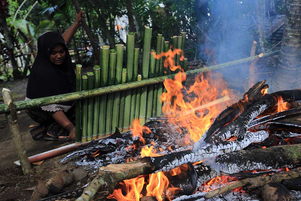  Tradisi Memasak Lemang Bambu di Aceh Digelar Jelang Ramadan