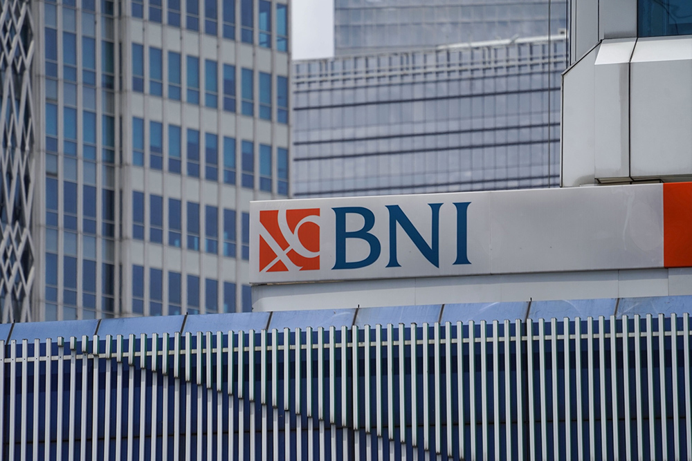 Logo BNI di salah satu gedung perkantoran Jakarta. /Bloomberg-Dimas Ardian