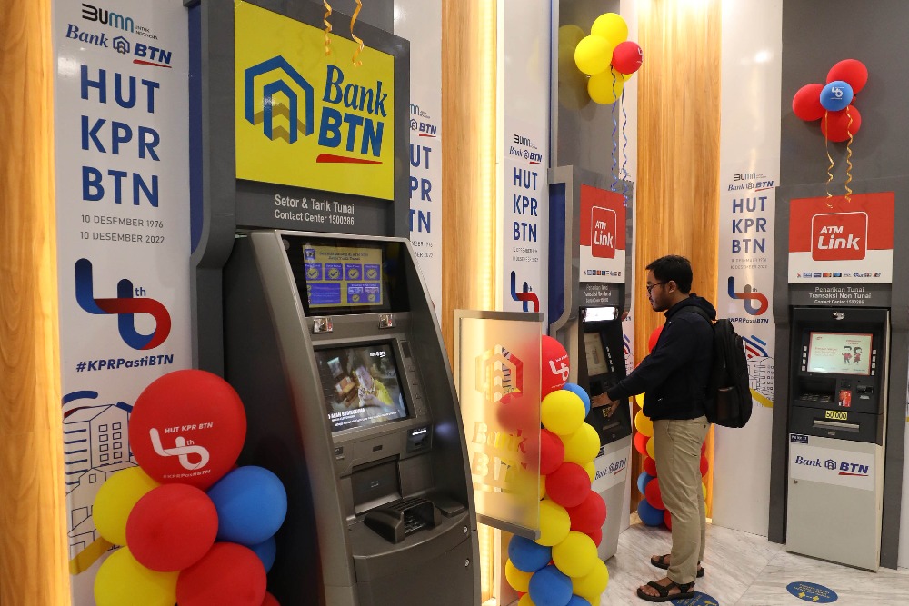 Nasabah melakukan transaksi melalui mesin anjungan tunai mandiri (ATM) milik PT Bank Tabungan Negara (Persero) Tbk. (BBTN) di Jakarta, Rabu (21/12/2022). /Bisnis-Eusebio Chrysnamurti