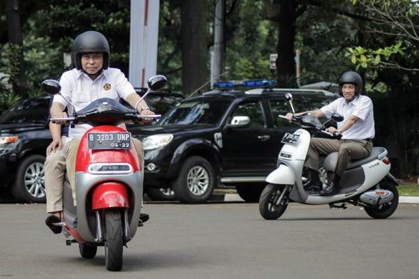 Menteri ESDM Ignasius Jonan (kiri) dan Wakil Menteri Arcandra Tahar (kanan) mengendarai motor listrik Viar Q1, di halaman gedung Heritage Kementerian ESDM Jakarta, Senin (30/10)./JIBI-Felix Jody Kinarwan