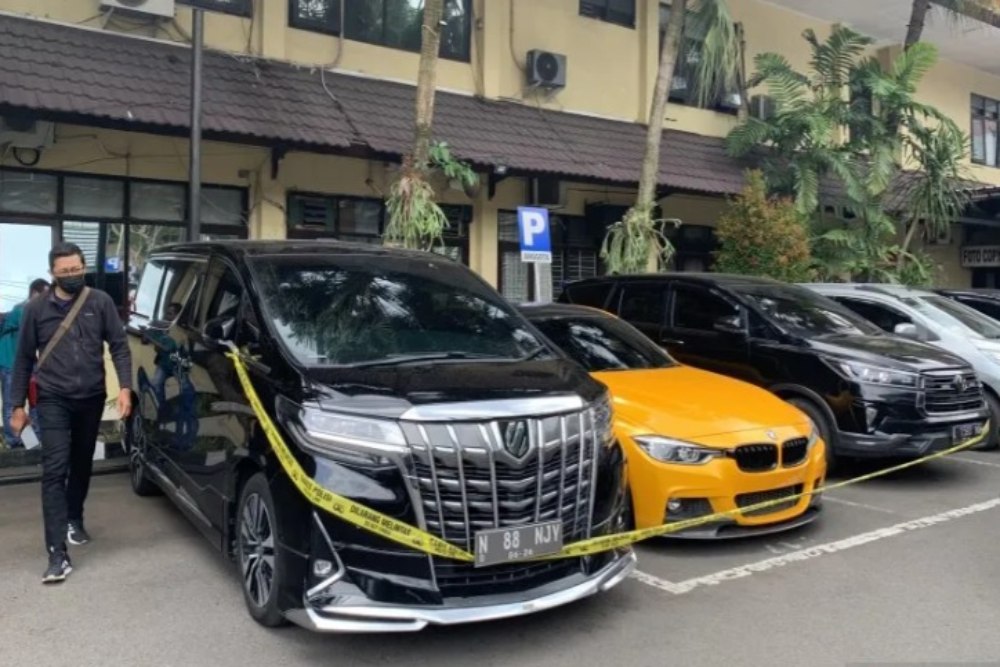 Sejumlah kendaraan mewah milik Wahyu Kenzo yang disita oleh Kepolisian Resor Kota (Polresta) Malang Kota, di Kota Malang, Jawa Timur. (ANTARA/Vicki Febrianto)