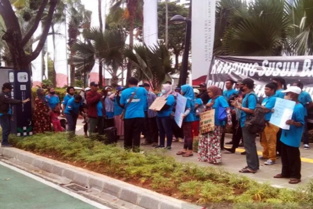 Sejumlah perwakilan warga Kampung Bayam berunjuk rasa menuntut kepastian soal hunian di depan Balai Kota Jakarta, Senin (20/2/2023). ANTARA/Dewa Ketut Sudiarta Wiguna/am.