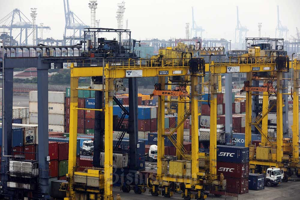 Aktivitas bongkar muat peti kemas di pelabuhan Tanjung Priok, Jakarta. Pertumbuhan ekonomi nasional tahun ini diproyeksi cukup kompetitif di antara negara-negara mitra dagang lain. Bisnis/Eusebio Chrysnamurti