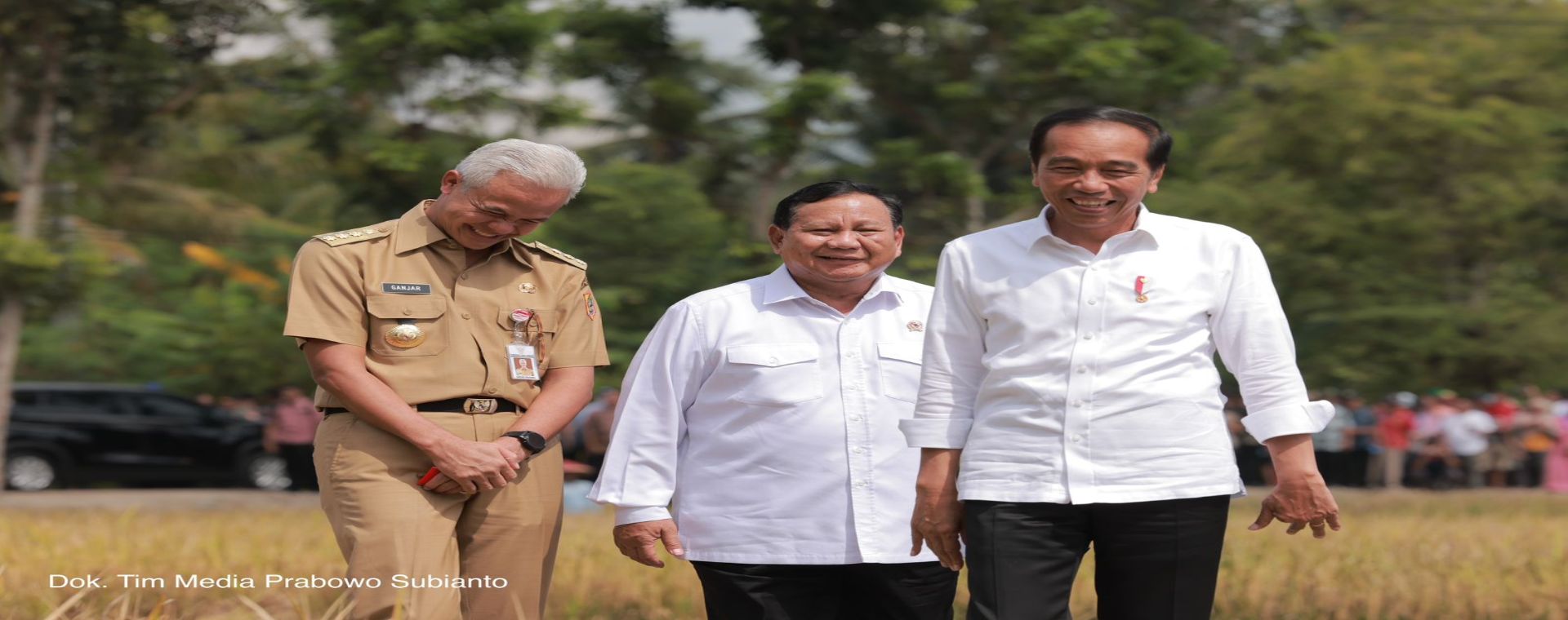 Presiden Joko Widodo (Jokowi) sedang meninjau panen raya di Desa Lajer, Kebumen, Jawa Tengah, Kamis (9/3/2023). Dia didampingi dua bakal calon presiden (bacapres) potensial yaitu Prabowo Subianto dan Ganjar Pranowo - Dok. Gerindra