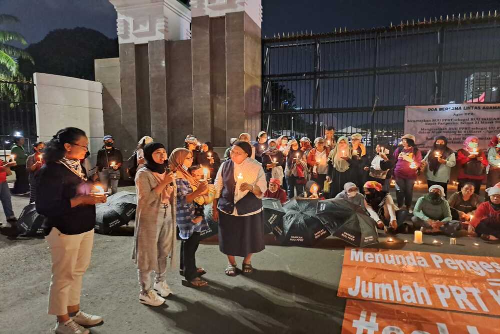 Para tokoh lintas agama bersama para Pekerja Rumah Tangga (PRT) mengadakan aksi penyalaan lilin dan doa bersama di gerbang gedung DPR RI, Senayan, Kamis (16/3/2023) / Istimewa