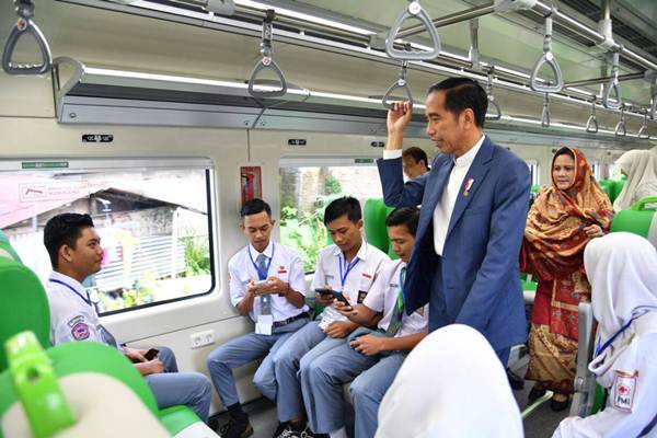 Presiden Joko Widodo (kedua kanan) didampingi Ibu Negara Iriana naik kereta api Bandara Minangkabau Ekspres, di Bandara International Minangkabau, seusai peresmiannya di Padang Pariaman, Sumatra Barat, Senin (21/5/2018)./Biro Pers Setpres-Laily Rachev