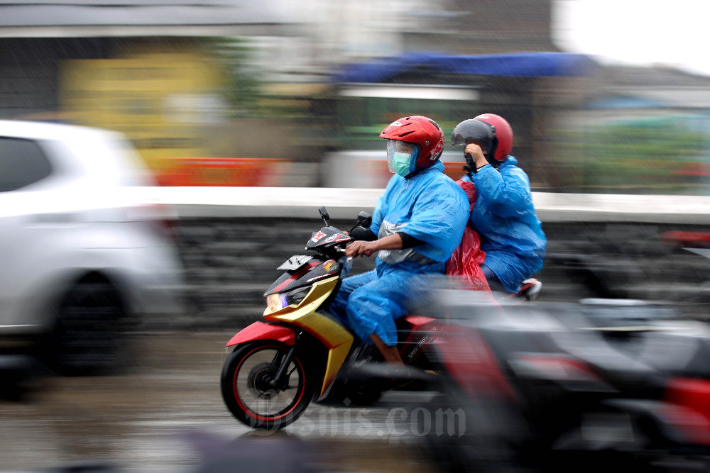 Pengendara sepeda motor menembus hujan deras di kawasan Baleendah, Kabupaten Bandung, Jawa Barat. Bisnis/Rachman