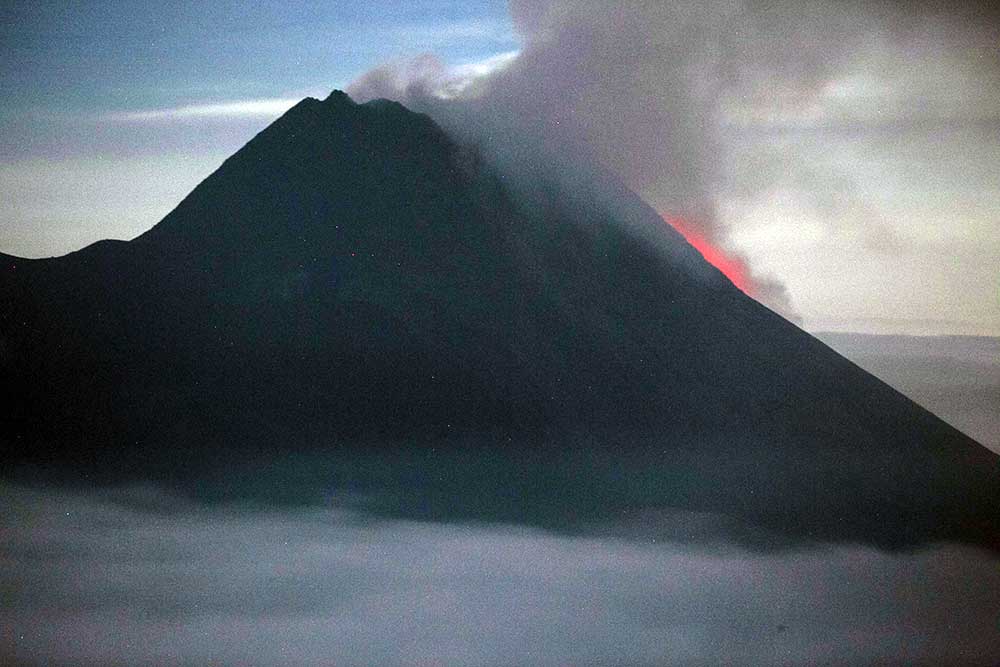  Gunung Merapi Keluarkan Lava Pijar ke Arah Barat Daya