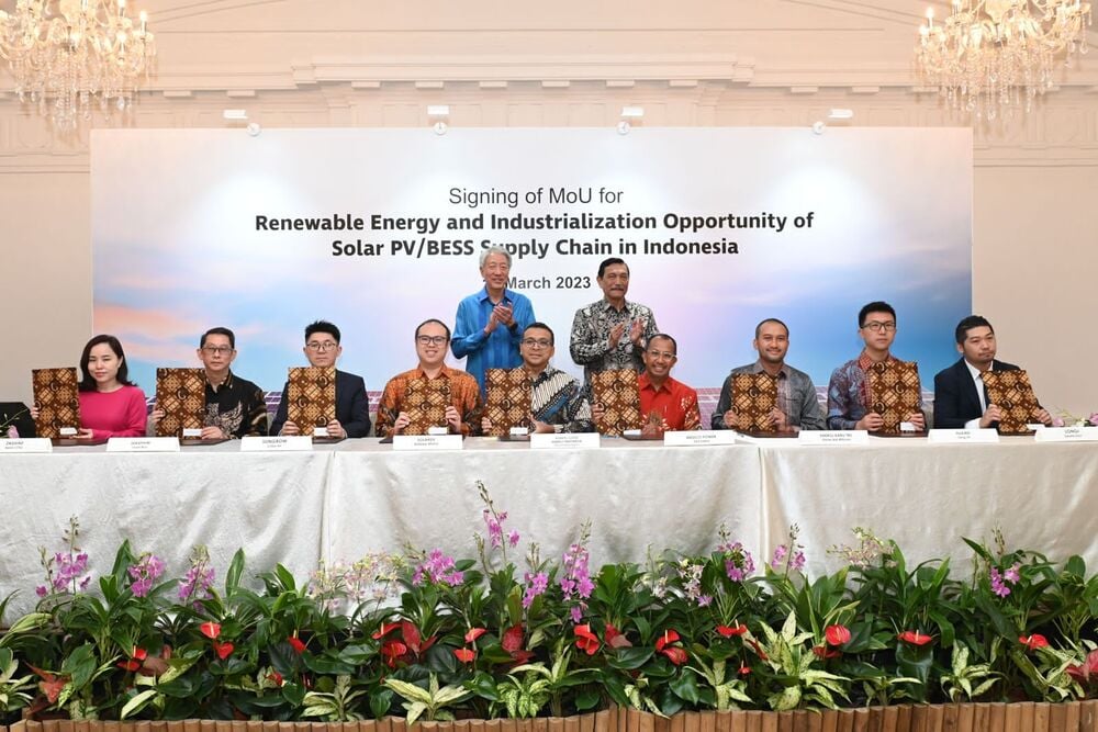 PT Adaro Clean Energy Indonesia (Adaro Green), PT Medco Power Indonesia (Medco Power), dan PT Energi Baru TBS (Energi Baru) menandatangani nota kesepahaman pengembangan energi terbarukan (EBT) melalui penguatan rantai pasok Solar Photovoltaic (PV) dan Sistem Penyimpanan Energi Baterai (SPEB) di Indonesia/ISTIMEWA