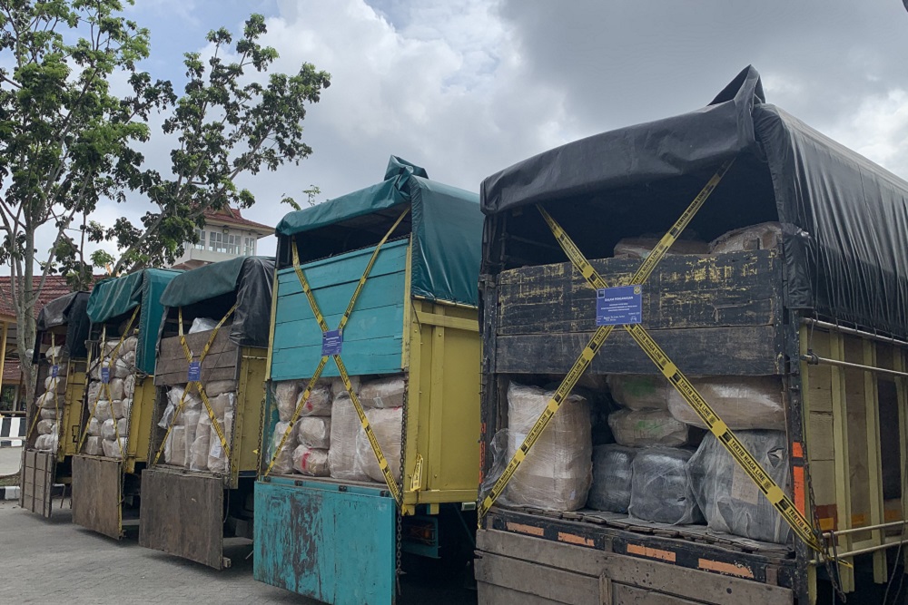 Kementerian Perdagangan melakukan pemusnahan 730 bal pakaian, sepatu, dan tas bekas yang diduga asal impor senilai kurang lebih Rp10 miliar.