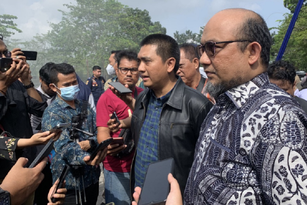 Ketua Satgas Khusus Tipikor Novel Baswedan (kanan) hadir di area pemusnahan barang pakaian bekas impor di Riau.
