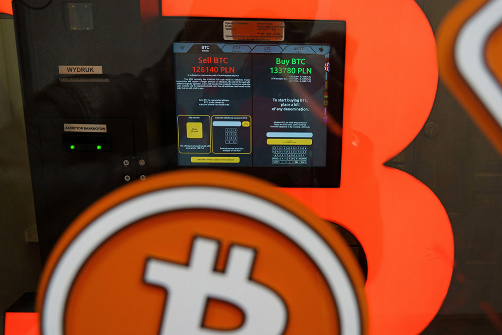 Harga jual dan beli Bitcoin di mesin ATM kripto di Polandia. /Bloomberg-Piotr Malecki