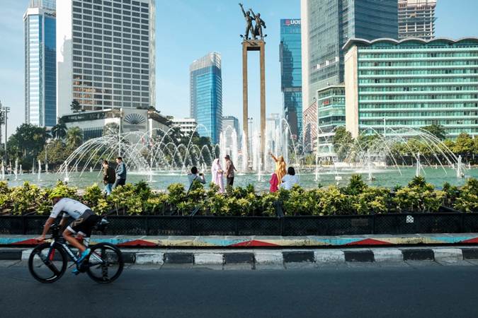 Warga berolahraga di sekitar Bundaran Hotel Indonesia, Jakarta, Rabu (5/6/2019)./Bisnis-Felix Jody Kinarwan