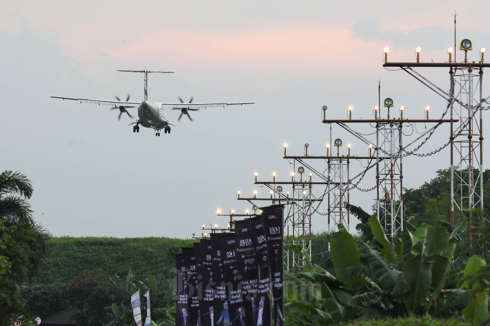 Pesawat melintas saat akan mendarat di Bandar Udara Halim Perdanakusuma, Jakarta, Selasa (29/11/2022).