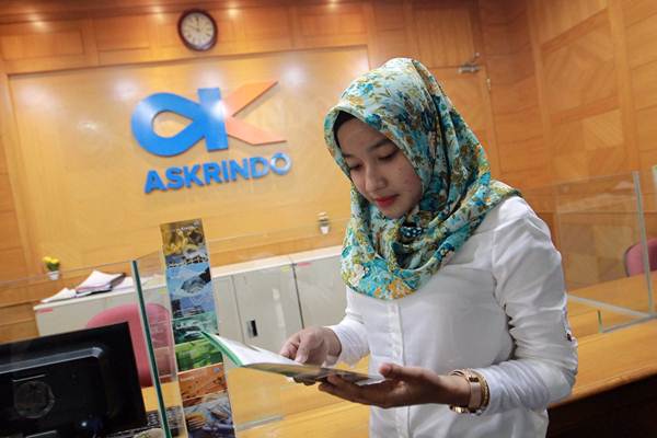 Karyawati beraktivitas di kantor PT Asuransi Kredit Indonesia (Askrindo) di Jakarta./Bisnis-Dwi Prasetya