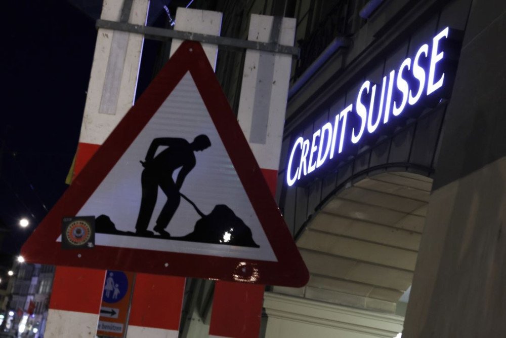 Gedung kantor Credit Suisse Group AG pada malam hari di Bern, Swiss, pada Rabu (15/3/2023). Bank sentral dan regulator keuangan Swiss memberikan Credit Suisse Group AG bantuan likuiditas untuk memulihkan kepercayaan terhadap bank setelah sahamnya merosot ke level terendah sepanjang masa./Bloomberg-Stefan Wermuth