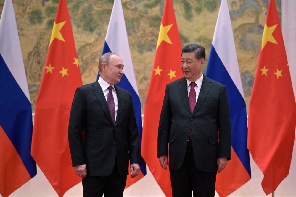 Presiden Rusia Vladimir Putin dan Presiden China  Xi Jinping pada bulan Februari. Bloomberg/Getty Images