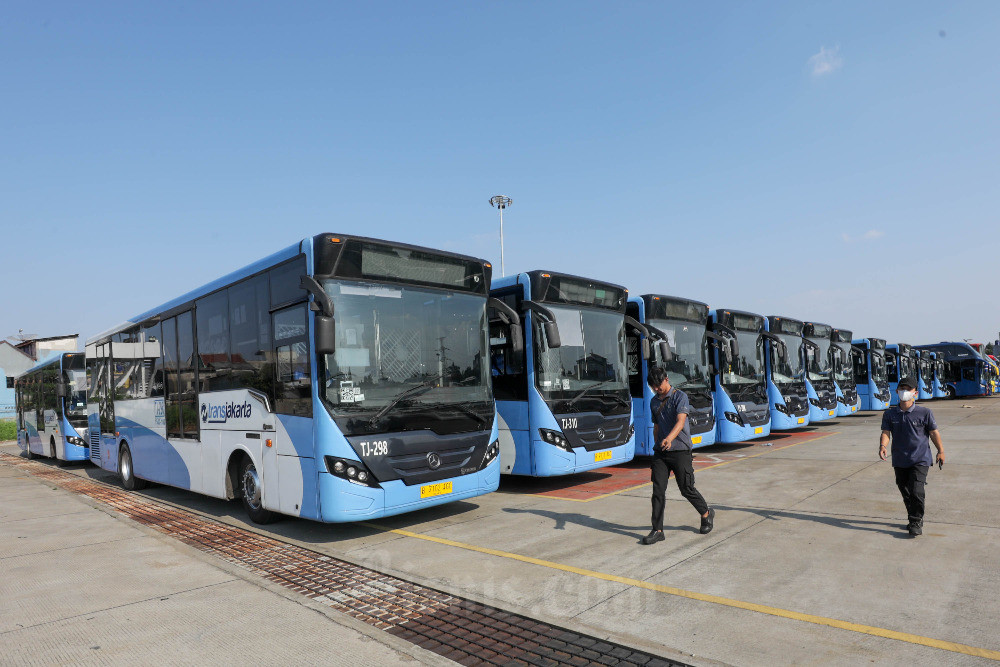 TARGET ELEKTRIFIKASI 2023 : Bus Listrik Transjakarta 220 Unit