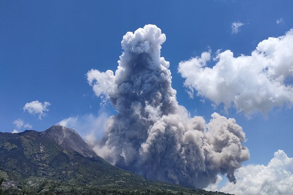 Gunung Merapi mengeluarkan awan panas pada Sabtu (11/3/2023). Dok Twitter @TRCBPBDDYI