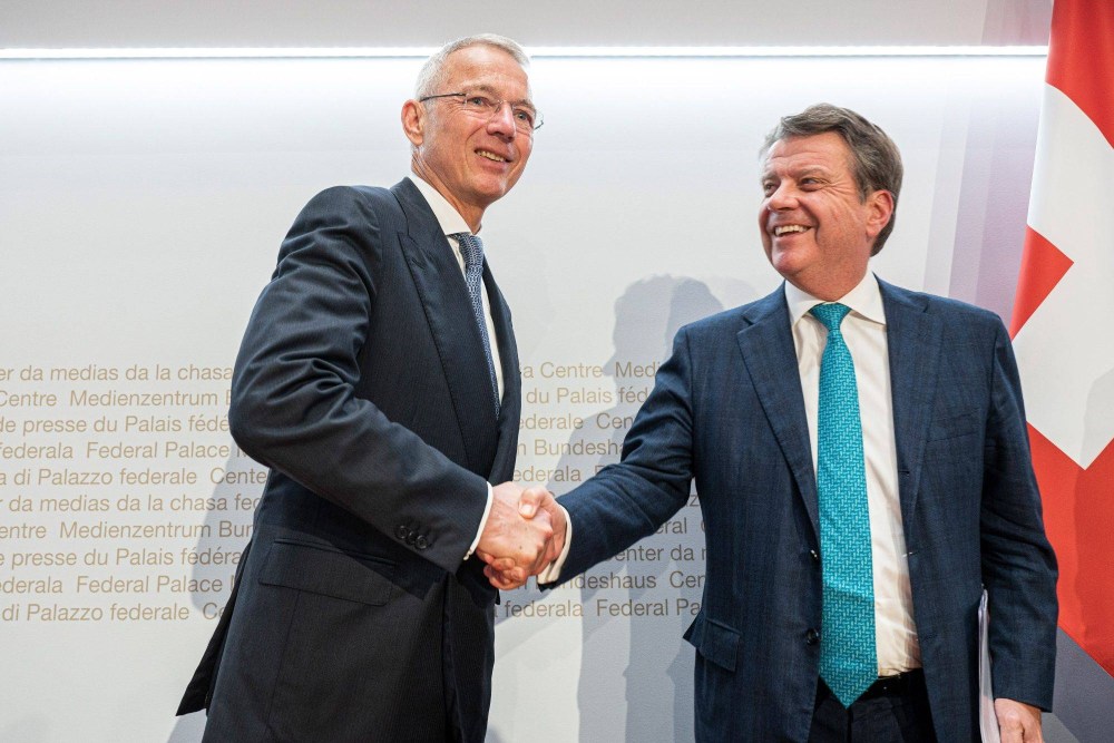 Axel Lehmann, Chairman Credit Suisse Group (kiri) dan Colm Kelleher, Chairman UBS Group (kanan) di Bern, Swiss, Minggu (19/3/2023)/Bloomberg. 
