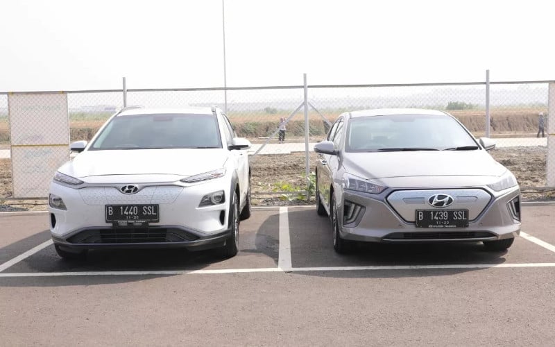 Hyundai Kona EV dan Hyundai Ioniq EV di Pabrik Mobil Listrik Hyundai di Sukamukti Bekasi, Jumat (6/11/2020). /KeMenko Marves