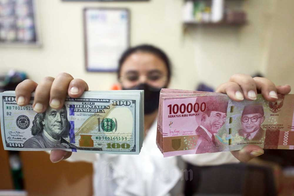  Rupiah Ditutup Melemah, Dolar AS Perkasa Usai UBS Caplok Credit Suisse
