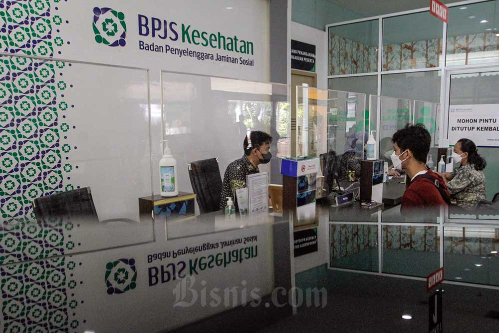 Karyawan melayani peserta di salah satu kantor cabang Badan Penyelenggara Jaminan Sosial (BPJS) Kesehatan di Jakarta, Selasa (12/7/2022). Bisnis/Fanny Kusumawardhani