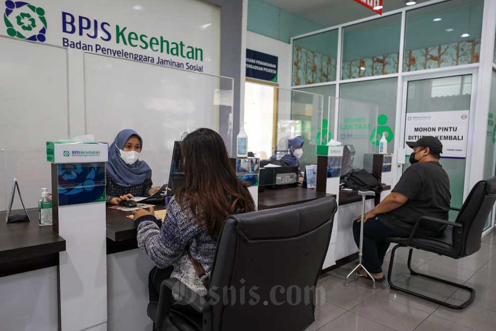 Karyawati melayani peserta di salah satu kantor cabang BPJS Kesehatan di Jakarta, Selasa (14/6/2022). Bisnis/Suselo Jati