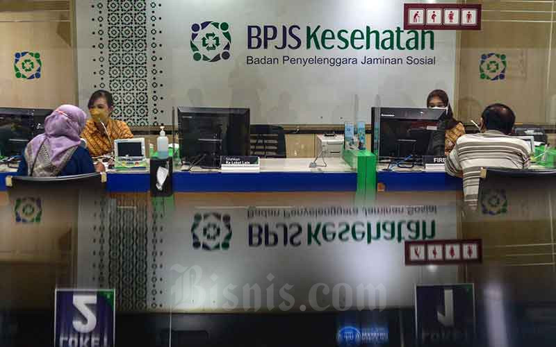 Karyawan melayani peserta di salah satu kantor cabang Badan Penyelenggara Jaminan Sosial (BPJS) Kesehatan di Jakarta, Selasa (22/2/2022). Bisnis/Fanny Kusumawardhani  