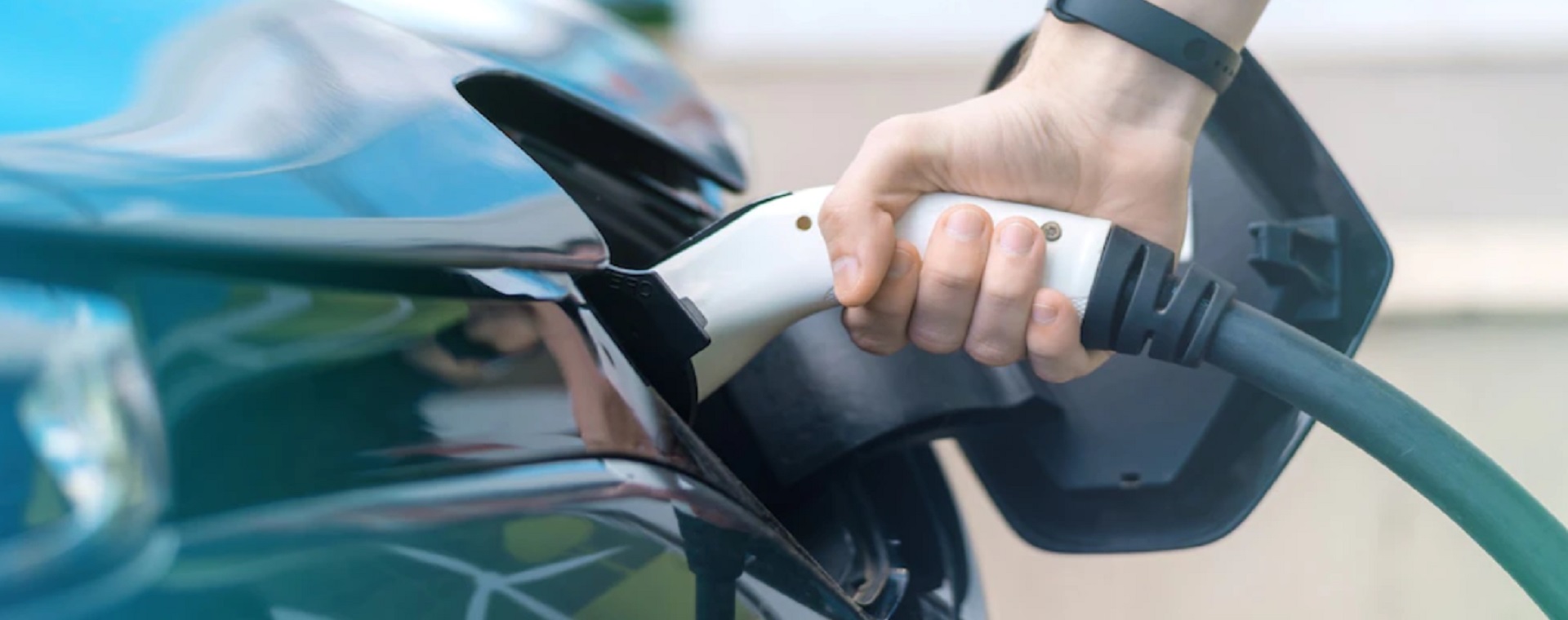Ilustrasi pengguna sedang mengisi baterai mobil listrik./ Dok. Freepik. Dominasi Mobil Jepang Kian Terancam oleh China