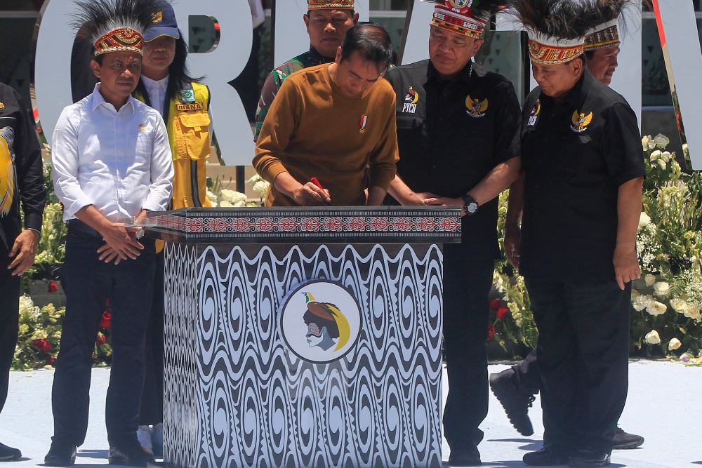 Presiden Joko Widodo (tengah) didampingi Menteri Pertahanan Prabowo Subianto (kanan), Menteri Investasi/Kepala Badan Koordinasi Penanaman Modal (BKPM) Bahlil Lahadalia (kiri), Kepala Badan Intelijen Negara (BIN) Budi Gunawan (kedua kanan), dan Panglima TNI Laksamana Yudo Margono (ketiga kiri) meresmikan gedung Papua Youth Creative Hub (PYCH) di Jayapura, Papua, Selasa (21/3/2023). Pemerintah membangun PYCH sebagai ruang pengembangan kemampuan, kreativitas, dan pemberdayaan anak muda Papua di bidang ekonomi 