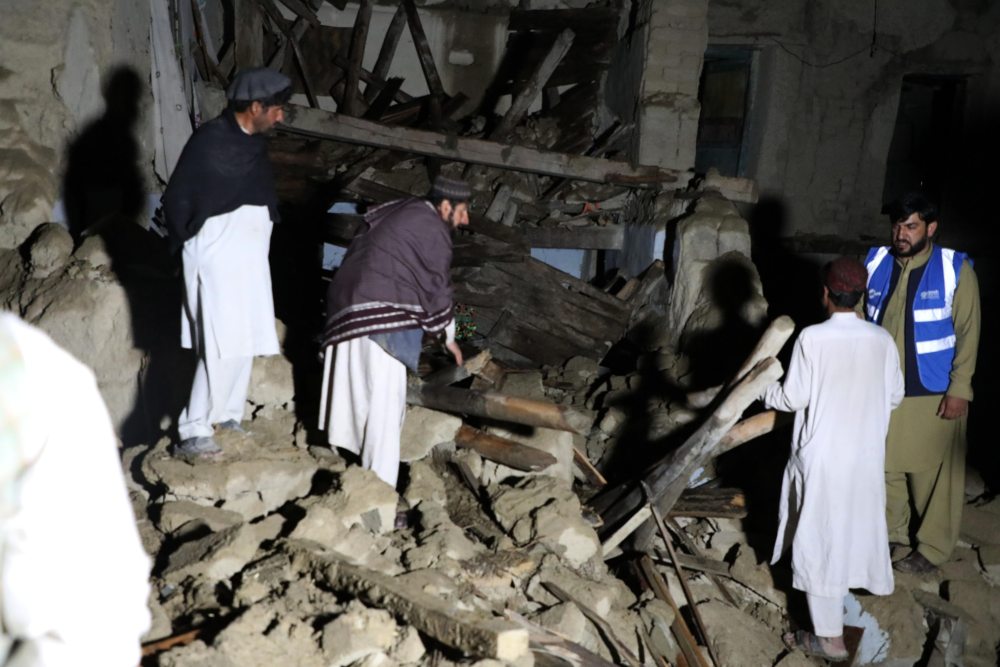 Arsip - Operasi pencarian dan penyelamatan korban gempa berlanjut di Paktika, Afghanistan pada 22 Juni 2022. Bloomberg/Getty Images Agency/Anadolu