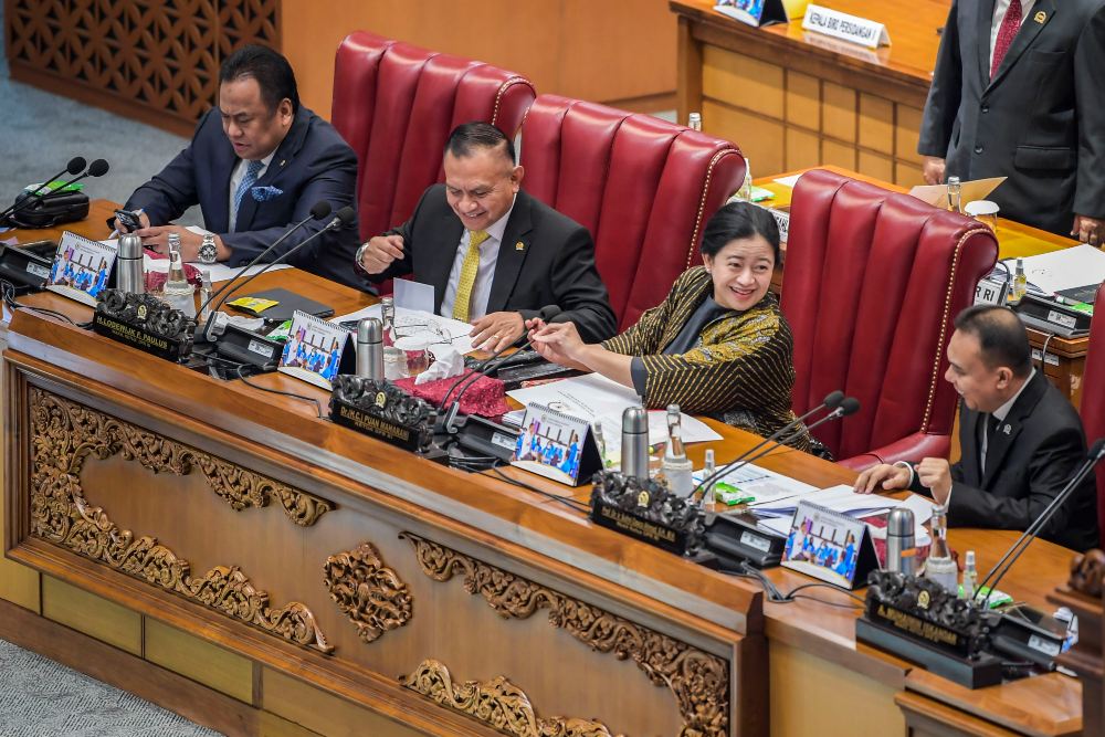 Ketua DPR Puan Maharani (kedua kanan) bersama Wakil Ketua DPR Rachmat Gobel (kiri), Lodewijk Freidrich Paulus (kedua kiri) dan Sufmi Dasco Ahmad (kanan) memimpin Sidang Paripurna DPR ke-19 Masa Persidangan IV Tahun Sidang 2022-2023 di Kompleks Parlemen, Senayan, Jakarta, Selasa (21/3/2023). Dalam Rapat Paripurna tersebut Pimpinan dan Anggota DPR menyetujui Rancangan Undang-Undang tentang penetapan Peraturan Pemerintah Pengganti Undang-Undang (Perppu) Nomor 2 Tahun 2022 tentang Cipta Kerja menjadi Undang-Und
