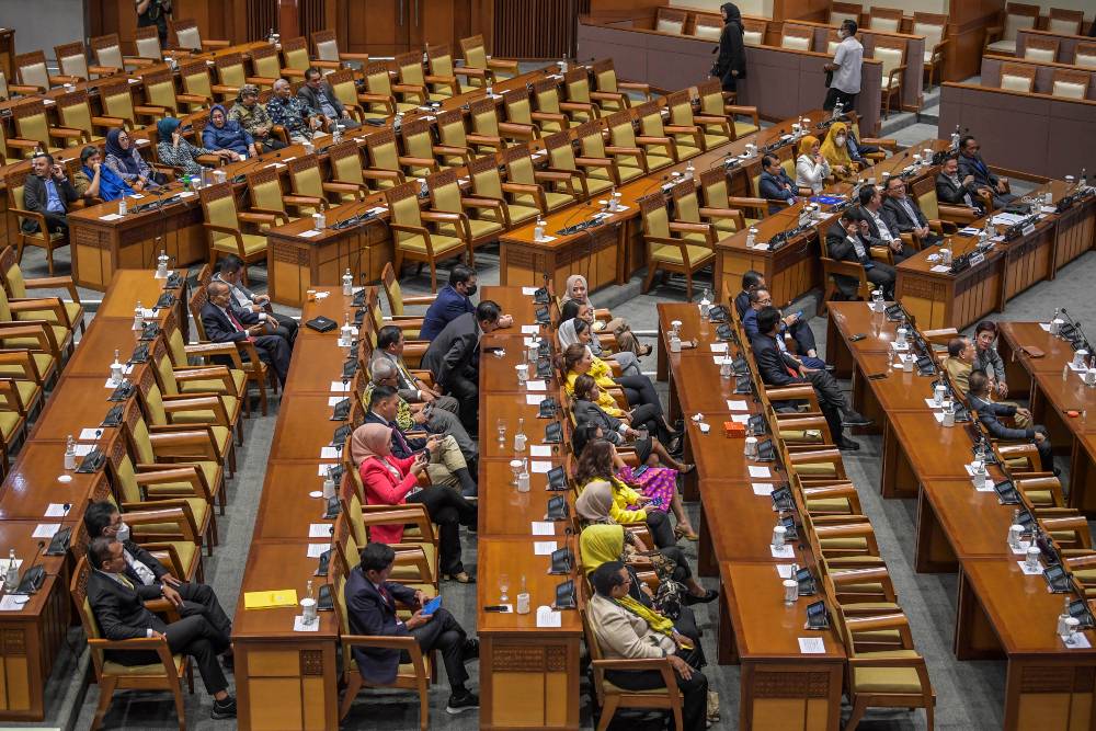 Sejumlah anggota DPR mengikuti Sidang Paripurna DPR ke-19 Masa Persidangan IV Tahun Sidang 2022-2023 di Kompleks Parlemen, Senayan, Jakarta, Selasa (21/3/2023). Dalam Rapat Paripurna tersebut Pimpinan dan Anggota DPR menyetujui Rancangan Undang-Undang tentang penetapan Peraturan Pemerintah Pengganti Undang-Undang (Perppu) Nomor 2 Tahun 2022 tentang Cipta Kerja menjadi Undang-Undang (UU). ANTARA FOTO/Galih Pradipta/aww.