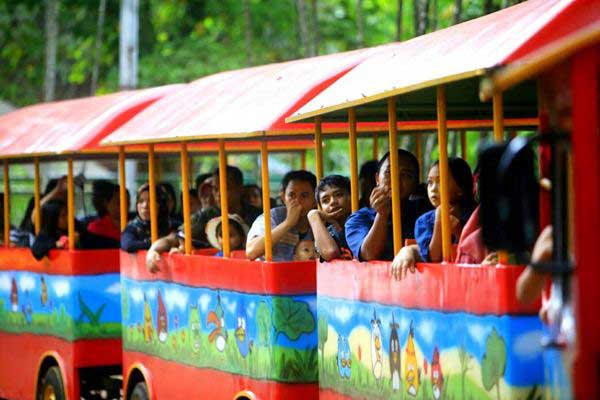 Wisatawan mengunjungi Taman Margasatwa Ragunan, di Jakarta, Selasa (27/6)./JIBI-Nurul Hidayat