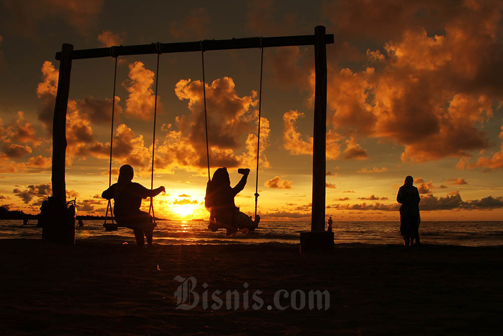  Menikmati Matahari Terbenam di Pantai Indah Bosowa