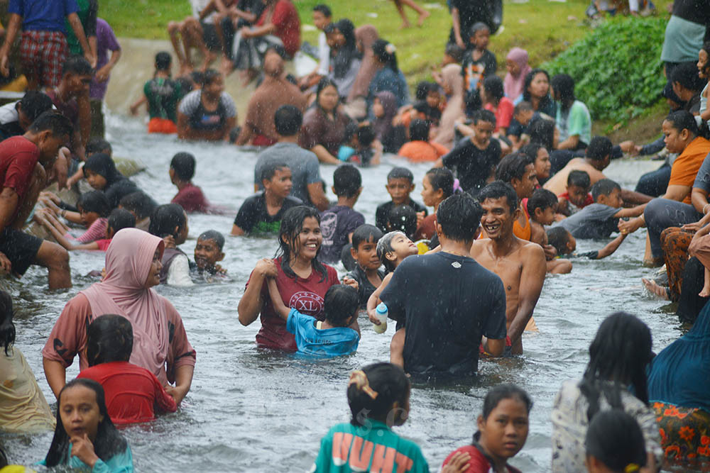 Tradisi Balimau atau menyucikan diri menjelang bulan Ramadan dengan mandi bersama keluarga dan kerabat di sungai ataupun di pantai. Sungai Batang Aia Dingin, Cek Dam Koto Tuo, Padang, Sumatera Barat/ANTARA FOTO-Iggoy el Fitra.