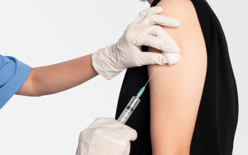 Ilustrasi petugas menyuntikkan vaksin Covid-19 ke lengan pasien/Freepik 