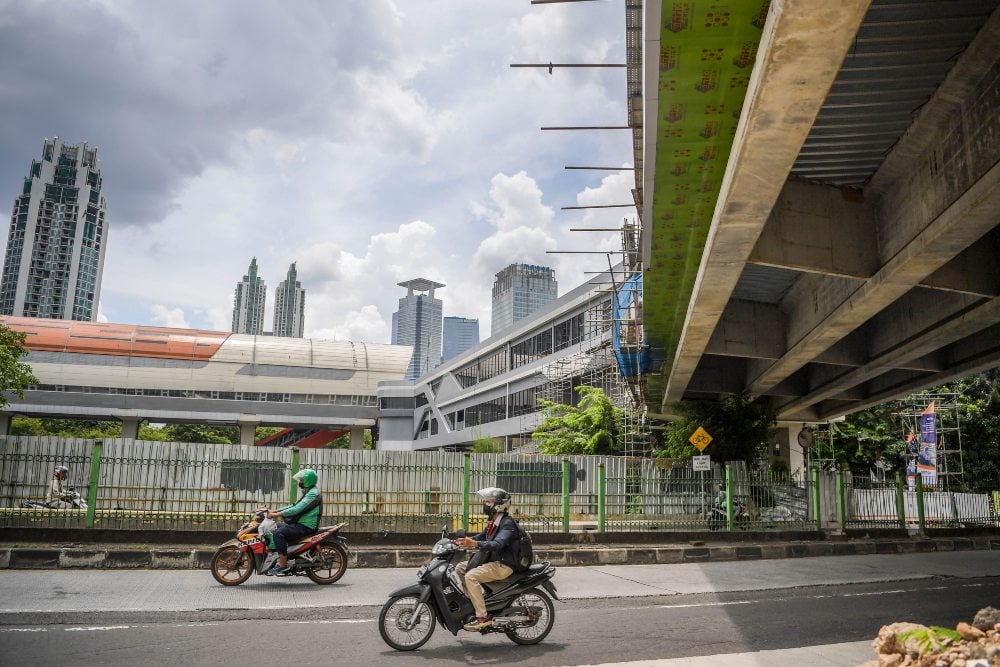 Menilik Upaya Heru Budi Urai Kemacetan Jakarta, Fokus Optimalkan Angkutan Umum. Pengendara sepeda motor melintas di samping proyek pembangunan Jembatan Penyeberangan Multiguna (JPM) di Kawasan Dukuh Atas, Jakarta, Senin (16/1/2023). ANTARA FOTO/Galih Pradipta/rwa.