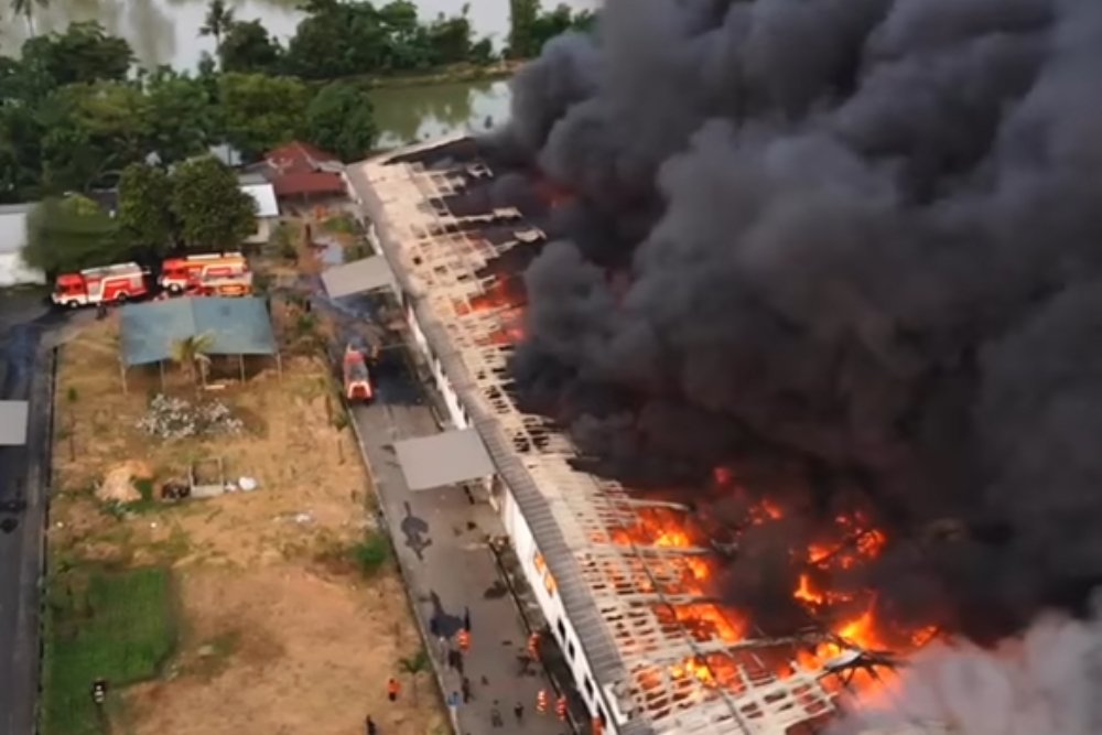 Tangkapan layar video gudang GOTO Living di Tangerang terbakar/Instagram @kabar_tangerang