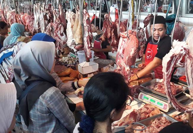 Pedagang daging sapi segar melayani konsumen, di  Pasar Modern, Serpong, Tangerang Selatan, Senin (2/6/2019)./Bisnis-Endang Muchtar