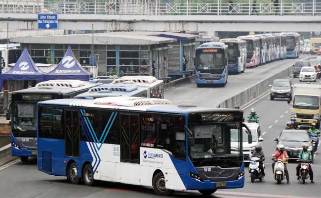 Transjakarta Operasikan 9 Halte BRT yang Terintegrasi LRT Jabodebek. Armada bus Tranjakarta berada di Halte Harmoni, Jakarta. Bisnis/Himawan L Nugraha