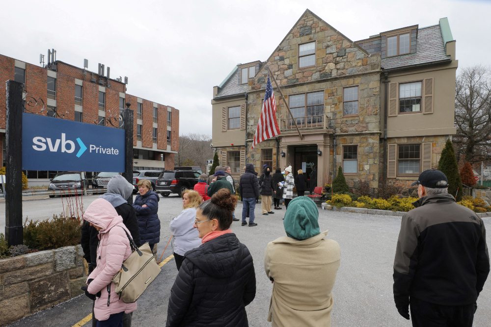 Pelanggan mengantre di luar cabang Silicon Valley Bank di Wellesley, Massachusetts, AS, 13 Maret 2023. /Reuters-Brian Snyder