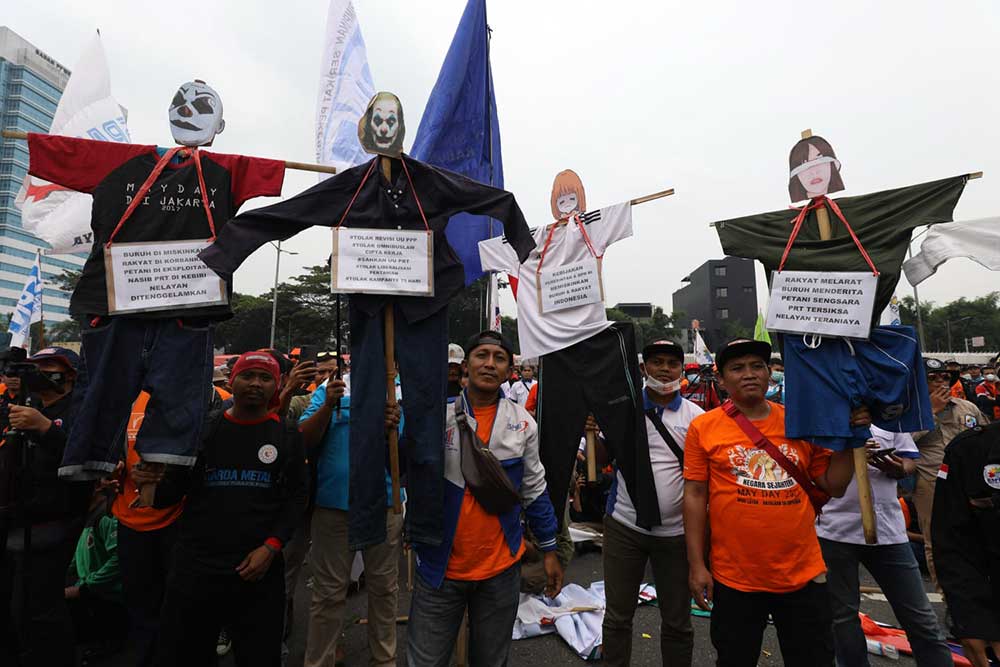 Ribuan buruh gelar aksi demo di depan gedung Perwakilan Rakyat (DPR), Jakarta, Rabu (15/6/2022). Bisnis/Suselo Jati