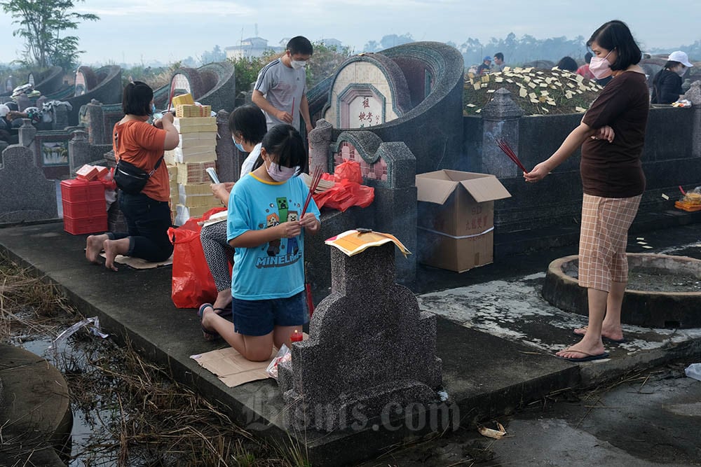  Sembahyang Kubur Cheng Beng di Kalimantan Barat