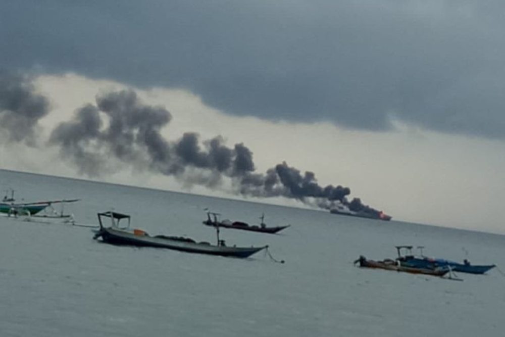 Kapal MT Christin yang mengangkut BBM milik Pertamina dilaporkan terbakar di tengah perairan laut tidak jauh dari Terminal BBM Ampenan Kota Mataram, Nusa Tenggara Barat, pada Minggu (26/3/2023), sekitar pukul 15.30 Wita. ANTARA - HO/ist).