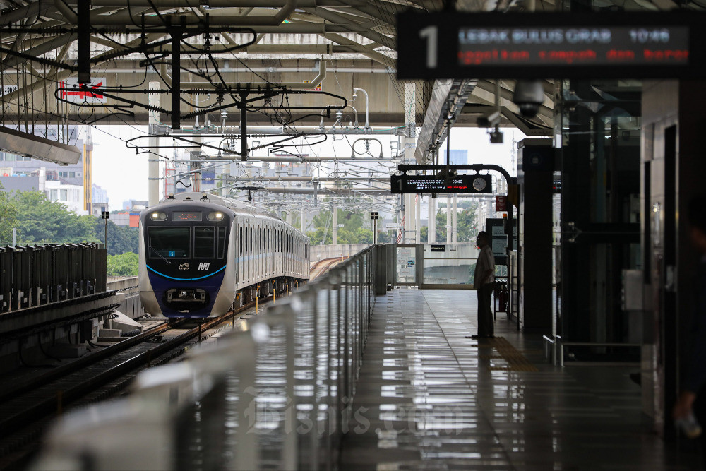 Rangkaian kereta moda raya terpadu (MRT) melintas di Stasiun MRT Asean, Jakarta, Rabu (11/1/2023). Bisnis/Arief Hermawan P