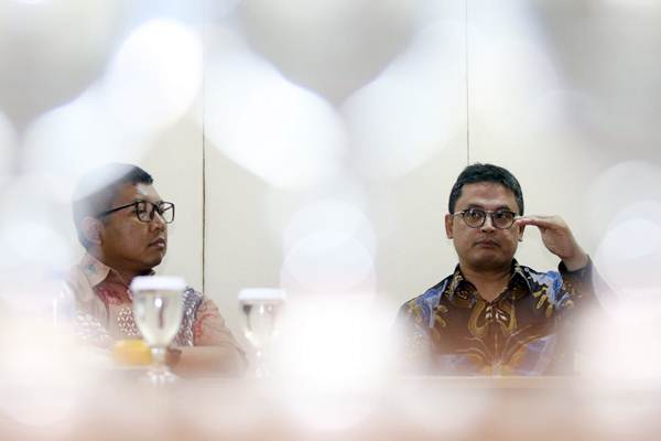 Vice President Director Protelindo Adam Gifari (kanan) bersama Director Indra Gunawan menjelaskan tentang kinerja perusahaannya saat berkunjung ke kantor Redaksi Harian Bisnis Indonesia, di Jakarta, Rabu (24/1)./JIBI-Abdullah Azzam